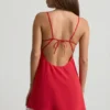 Vestito corto A-line con scollo all’americana e retro smerlato Seliora in rosso scarlatto