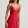Vestito corto A-line con scollo all’americana e retro smerlato Seliora in rosso scarlatto