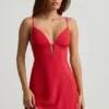 Vestito corto A-line con scollo all’americana e retro smerlato Seliora in rosso scarlatto