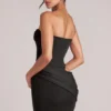Vestito corto aderente a fascia Veda in nero Vestito corto aderente a fascia Veda in nero