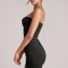 Vestito corto aderente a fascia Veda in nero Vestito corto aderente a fascia Veda in nero