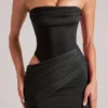 Vestito corto aderente a fascia Veda in nero Vestito corto aderente a fascia Veda in nero