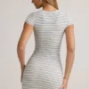 Vestito corto aderente a maniche corte in modal Jazlyn a righe blu e gialle Vestito corto aderente a maniche corte in modal Jazlyn a righe blu e gialle