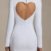 Vestito corto aderente con cut-out a forma di cuore Adelia in bianco Vestito corto aderente con cut-out a forma di cuore Adelia in bianco