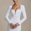 Vestito corto aderente con cut-out a forma di cuore Adelia in bianco Vestito corto aderente con cut-out a forma di cuore Adelia in bianco