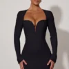 Vestito corto aderente con cut-out a forma di cuore Adelia in nero Vestito corto aderente con cut-out a forma di cuore Adelia in nero