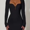 Vestito corto aderente con cut-out a forma di cuore Adelia in nero Vestito corto aderente con cut-out a forma di cuore Adelia in nero