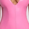 Vestito corto aderente con scollo a V in vinile Allani, colore rosa Vestito corto aderente con scollo a V in vinile Allani, colore rosa