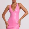 Vestito corto aderente con scollo a V in vinile Allani, colore rosa Vestito corto aderente con scollo a V in vinile Allani, colore rosa