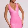 Vestito corto aderente con scollo a V in vinile Allani, colore rosa Vestito corto aderente con scollo a V in vinile Allani, colore rosa