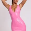 Vestito corto aderente con scollo a V in vinile Allani, colore rosa Vestito corto aderente con scollo a V in vinile Allani, colore rosa