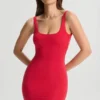 Vestito corto aderente con scollo posteriore Evie in rosso ciliegia Vestito corto aderente con scollo posteriore Evie in rosso ciliegia