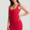 Vestito corto aderente con scollo posteriore Evie in rosso ciliegia Vestito corto aderente con scollo posteriore Evie in rosso ciliegia