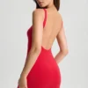 Vestito corto aderente con scollo posteriore Evie in rosso ciliegia Vestito corto aderente con scollo posteriore Evie in rosso ciliegia
