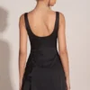 Vestito corto aderente con scollo rotondo decorato Jacelyn in nero Vestito corto aderente con scollo rotondo decorato Jacelyn in nero
