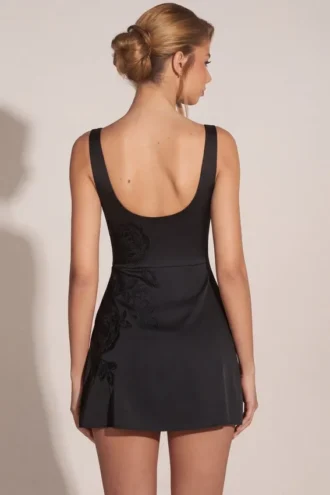 Vestito corto aderente con scollo rotondo decorato Jacelyn in nero