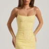 Vestito corto aderente con scollo rotondo decorato Lunetta in giallo Vestito corto aderente con scollo rotondo decorato Lunetta in giallo