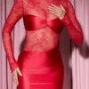 Vestito corto aderente drappeggiato con inserti in pizzo a maniche lunghe Eliette in rosso Vestito corto aderente drappeggiato con inserti in pizzo a maniche lunghe Eliette in rosso