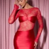 Vestito corto aderente drappeggiato con inserti in pizzo a maniche lunghe Eliette in rosso Vestito corto aderente drappeggiato con inserti in pizzo a maniche lunghe Eliette in rosso
