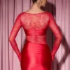 Vestito corto aderente drappeggiato con inserti in pizzo a maniche lunghe Eliette in rosso Vestito corto aderente drappeggiato con inserti in pizzo a maniche lunghe Eliette in rosso