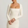 Vestito corto Akari con dettagli in perle e cut-out in avorio Vestito corto Akari con dettagli in perle e cut-out in avorio