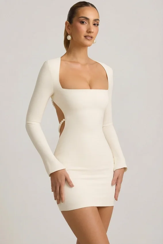 Vestito corto Akari con dettagli in perle e cut-out in avorio Vestito corto Akari con dettagli in perle e cut-out in avorio