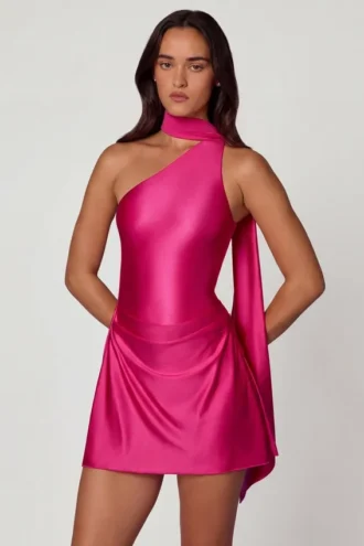 Vestito corto asimmetrico con dettaglio a sciarpa Kiraz in rosa shocking