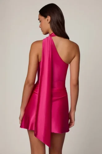 Vestito corto asimmetrico con dettaglio a sciarpa Kiraz in rosa shocking