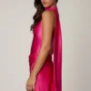 Vestito corto asimmetrico con dettaglio a sciarpa Kiraz in rosa shocking