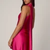 Vestito corto asimmetrico con dettaglio a sciarpa Kiraz in rosa shocking