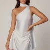 Vestito corto asimmetrico Kiraz con dettaglio a sciarpa in bianco