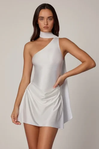 Vestito corto asimmetrico Kiraz con dettaglio a sciarpa in bianco