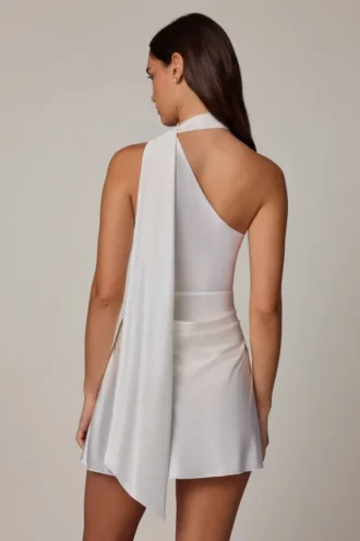Vestito corto asimmetrico Kiraz con dettaglio a sciarpa in bianco