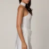 Vestito corto asimmetrico Kiraz con dettaglio a sciarpa in bianco