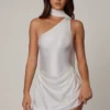 Vestito corto asimmetrico Kiraz con dettaglio a sciarpa in bianco