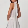 Vestito corto asimmetrico Kiraz con dettaglio a sciarpa in bianco