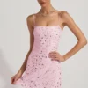 Vestito corto Averie trasparente con decorazioni e scollo quadrato in rosa Vestito corto Averie trasparente con decorazioni e scollo quadrato in rosa