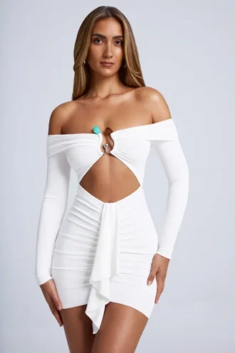 Vestito corto bianco con spalline scoperte e cut-out, con dettagli in metallo color zafferano