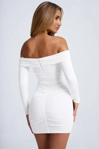 Vestito corto bianco con spalline scoperte e cut-out, con dettagli in metallo color zafferano