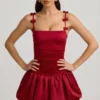 Vestito corto Cirilla con fiocco e orlo a palloncino arricciato in rosso vero Vestito corto Cirilla con fiocco e orlo a palloncino arricciato in rosso vero
