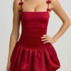 Vestito corto Cirilla con fiocco e orlo a palloncino arricciato in rosso vero Vestito corto Cirilla con fiocco e orlo a palloncino arricciato in rosso vero