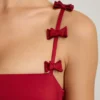 Vestito corto Cirilla con fiocco e orlo a palloncino arricciato in rosso vero Vestito corto Cirilla con fiocco e orlo a palloncino arricciato in rosso vero