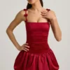 Vestito corto Cirilla con fiocco e orlo a palloncino arricciato in rosso vero Vestito corto Cirilla con fiocco e orlo a palloncino arricciato in rosso vero