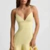Vestito corto con allacciatura e vita bassa Daria in giallo Vestito corto con allacciatura e vita bassa Daria in giallo