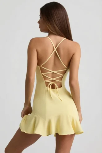 Vestito corto con allacciatura e vita bassa Daria in giallo