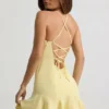 Vestito corto con allacciatura e vita bassa Daria in giallo Vestito corto con allacciatura e vita bassa Daria in giallo