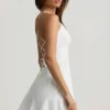 Vestito corto con allacciatura in vita bassa Daria in bianco Vestito corto con allacciatura in vita bassa Daria in bianco