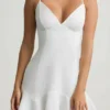Vestito corto con allacciatura in vita bassa Daria in bianco Vestito corto con allacciatura in vita bassa Daria in bianco