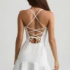 Vestito corto con allacciatura in vita bassa Daria in bianco Vestito corto con allacciatura in vita bassa Daria in bianco