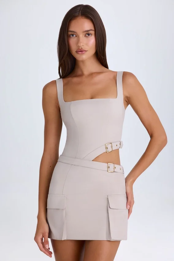 Vestito corto con cintura e cut-out Acadia in color tortora Vestito corto con cintura e cut-out Acadia in color tortora